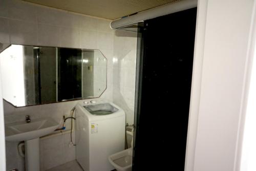 Kúpeľňa v ubytovaní One-bedroom Apartment with Sea view and View to Farol da Barra Praiaville