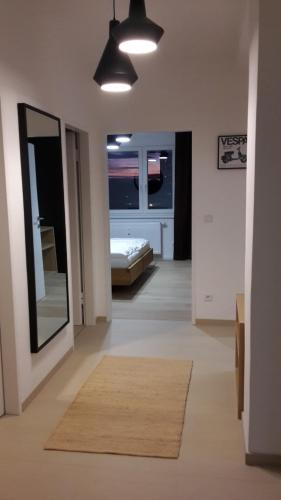 Habitación con dormitorio con cama y espejo. en Appartment Zentrum Wels en Wels