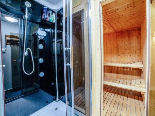 sauna z prysznicem w drewnianym pokoju w obiekcie Gospodarstwo Agroturystyczne Rowerowa Przystań "Jankesówka" w Lidzbarku Warmińskim