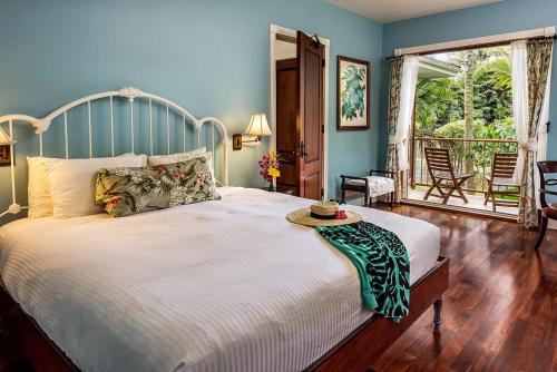 ein Schlafzimmer mit einem großen Bett und einem Tisch darauf in der Unterkunft Hawaii Island Retreat at Ahu Pohaku Ho`omaluhia in Kapaau
