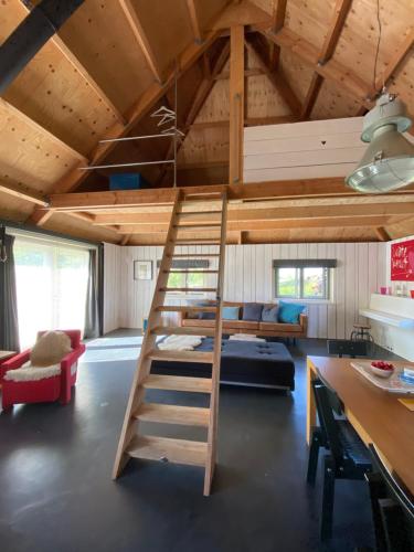 ein Hochbett in einem winzigen Haus in der Unterkunft Groeten uit Hoogmade - rural cottage in Hoogmaden