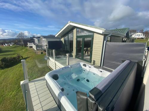 Fotografie z fotogalerie ubytování Hot Tub Lodge with Panoramic Views & Free Golf v destinaci Swarland