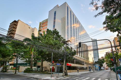 una calle de la ciudad con un edificio alto en el fondo en ibis Rio de Janeiro Botafogo, en Río de Janeiro