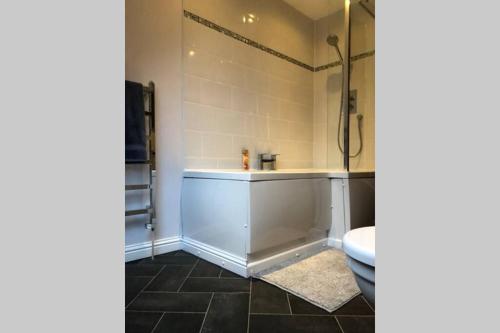 Bathroom sa Private Coach house in gated residence