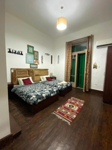 1 dormitorio con cama y alfombra en Cairo International Hostel Downtown, en El Cairo