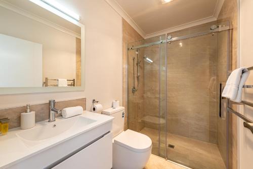 a bathroom with a toilet sink and a shower at Matariki Star in Lake Tekapo