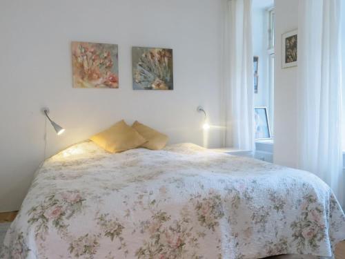 a bedroom with a bed with a floral bedspread at ApartmentInCopenhagen Apartment 655 in Copenhagen