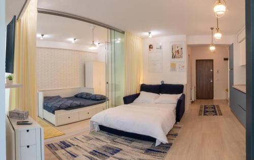 Habitación amplia con cama y espejo. en Portami Al Mare - apartament, terasă & curte, en Mamaia Nord – Năvodari