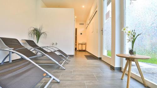 a row of chairs in a hallway with a table at Traumgarten Haus Unschuld in Prerow