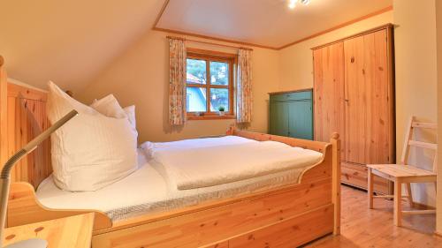 ein Schlafzimmer mit einem Bett und einem Fenster in der Unterkunft Heideröschen Park Heideröschen 5 in Zingst