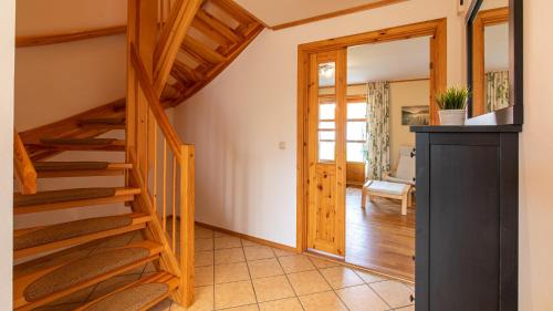 eine Treppe in einem Zimmer mit einem Wohnzimmer in der Unterkunft Heideröschen Park Heideröschen 5 in Zingst