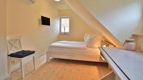 een kleine slaapkamer met een bed en een raam bij Heideröschen Park Heideröschen 5d in Zingst