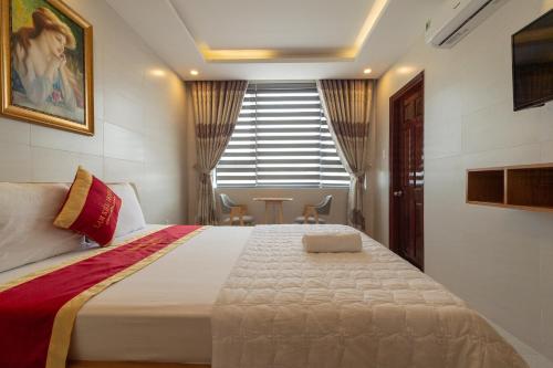 a bedroom with a large bed in a room at Lam Kiều Hotel in Vung Tau