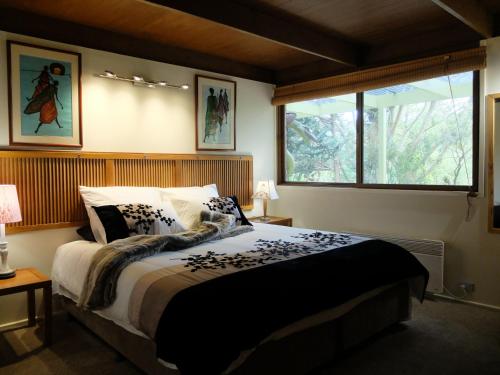 Un dormitorio con una cama grande y una ventana en Braeside Bliss, en Sherbrooke