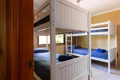 Двухъярусная кровать или двухъярусные кровати в номере Hunter Hideaway Cottages