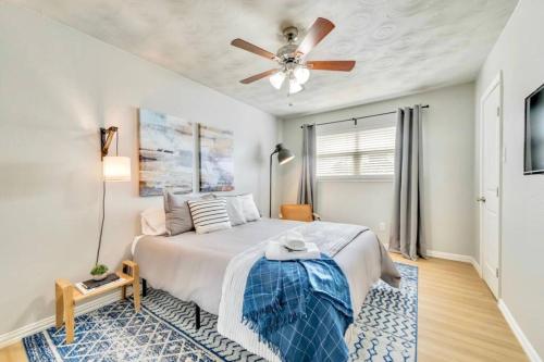 Ένα ή περισσότερα κρεβάτια σε δωμάτιο στο Urban Relaxation 2 BR Apartment