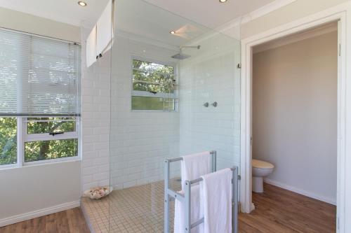 uma casa de banho com um chuveiro e um WC. em Alfred View em Port Alfred