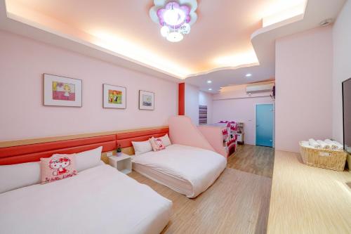 una sala de estar con dos camas y un sofá en Playful Paradise, en Dongshan
