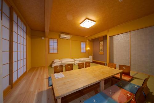 由布市にある湯布院 政庵・和家 のテーブルと椅子が備わる客室です。