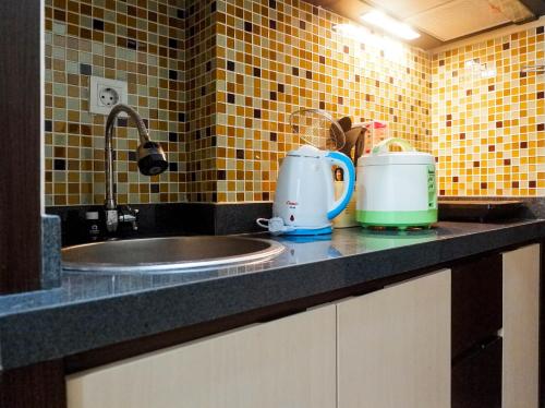 Kuchyň nebo kuchyňský kout v ubytování Strategic and Cozy Studio Room Apartment at Tamansari Papilio By Travelio