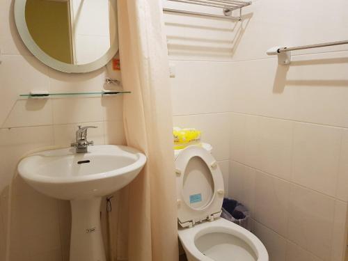 a bathroom with a sink and a toilet and a mirror at Youran B&B in Jiufen