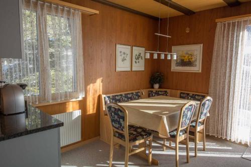 een eetkamer met een tafel en stoelen bij Chalet Apollo in Adelboden