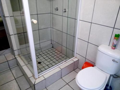 Um banheiro em Rustenburg Guesthouse