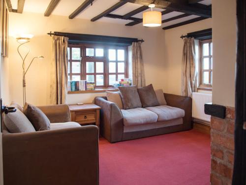 a living room with two couches and a couch at Yew Tree Cottage in Great Malvern