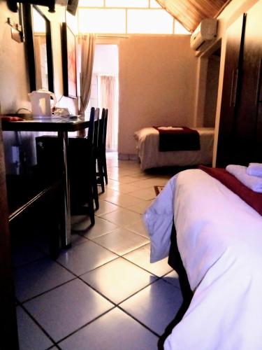 Cama ou camas em um quarto em Rustenburg Guesthouse