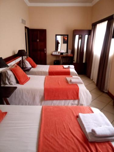 Cama ou camas em um quarto em Rustenburg Guesthouse