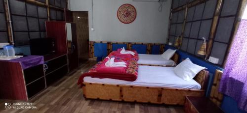 Кровать или кровати в номере N R Resort Kaziranga