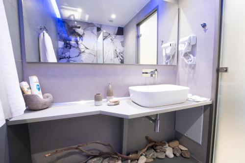 łazienka z umywalką i lustrem w obiekcie Αqua Dream Beach Apartment w mieście Kos