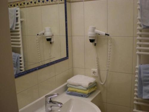 a bathroom with a sink and a mirror at Pension Steiner in Mayrhofen