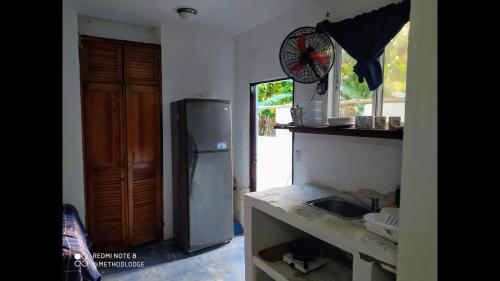 een keuken met een koelkast en een wastafel bij Room in Lodge - Method Living Tropical Edition in Cabarete