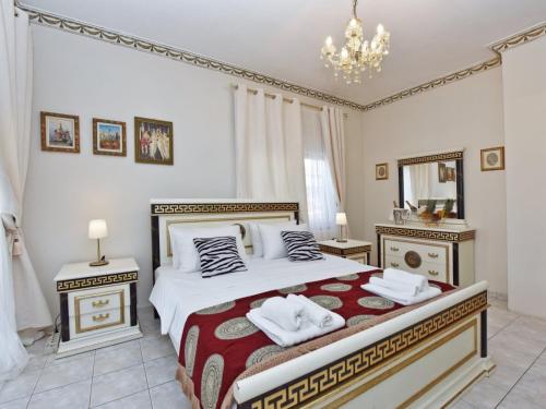 Ένα ή περισσότερα κρεβάτια σε δωμάτιο στο Royal House by RentalsPro - Nea Moudania Halkidiki