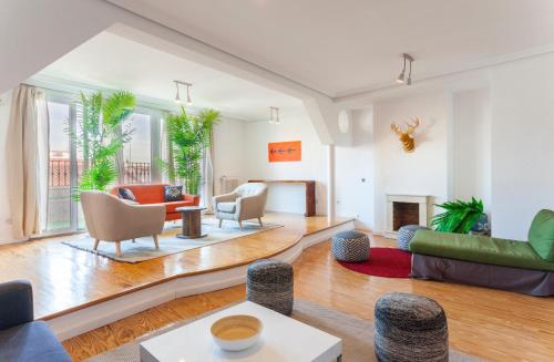 sala de estar con muebles y chimenea en MIT House Gran via Terrace en Madrid, en Madrid
