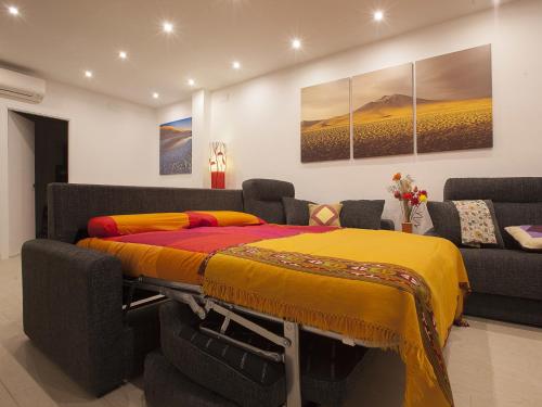 1 dormitorio con 1 cama y 1 sofá en MIT House Salamanca Confort I en Madrid, en Madrid