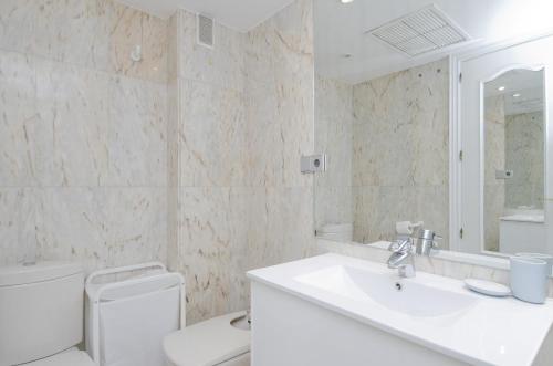 een witte badkamer met een wastafel en een toilet bij Apartamento Salamanca VI en Madrid in Madrid