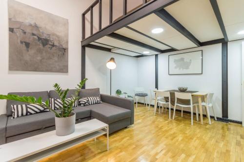 sala de estar con sofá y mesa en MIT House Tirso Loft en Madrid, en Madrid