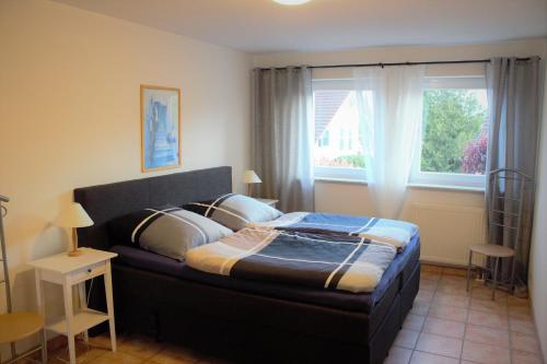 Schlafzimmer mit einem Bett und einem Fenster in der Unterkunft Seeholiday - Ferienwohnung Korte in Meersburg