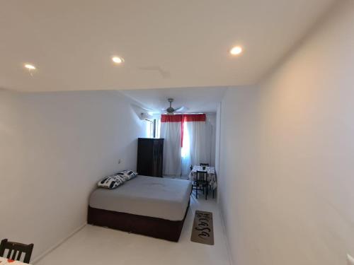 een kleine kamer met een bed en een tafel bij Top location apartment in Copacabana in Rio de Janeiro