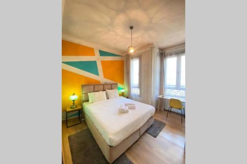 een slaapkamer met een bed en een kleurrijke muur bij Duplex Suite Sultanahmet in Istanbul
