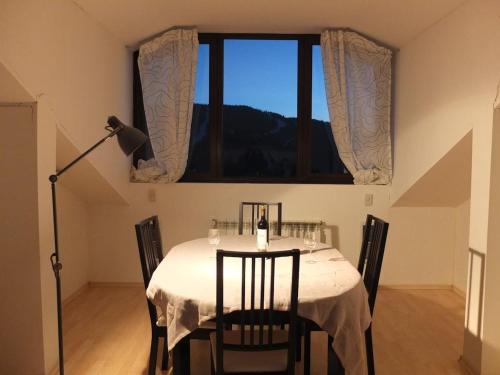 d'une salle à manger avec une table et une fenêtre. dans l'établissement Stunning Mtn View 1-Bed Ski Apt in Pamporovo, à Pamporovo