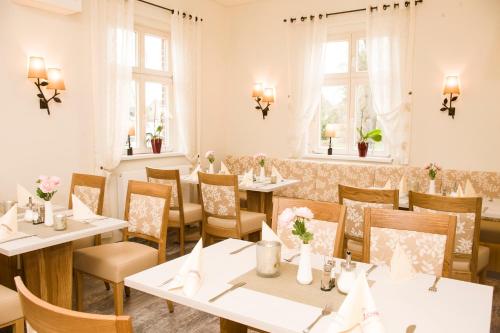 Restoran või mõni muu söögikoht majutusasutuses Lindenhaus Scharfe Kurve