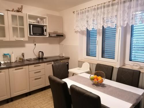 Kuchyň nebo kuchyňský kout v ubytování apartman-maja-krk