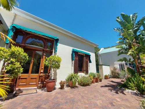 una casa con plantas delante de ella en Newlands Guest House en Ciudad del Cabo