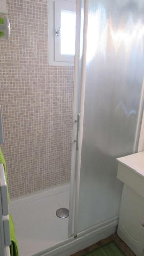 une salle de bain avec douche, toilettes et fenêtre dans l'établissement Appartement 3 Pièces wifi Plage Richelieu CAP D'AGDE, au Cap d'Agde