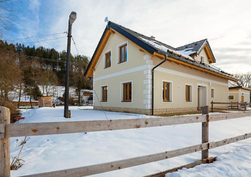 a house in the snow with a wooden fence at chalupa Kristina u Adršpachu in Teplice nad Metují