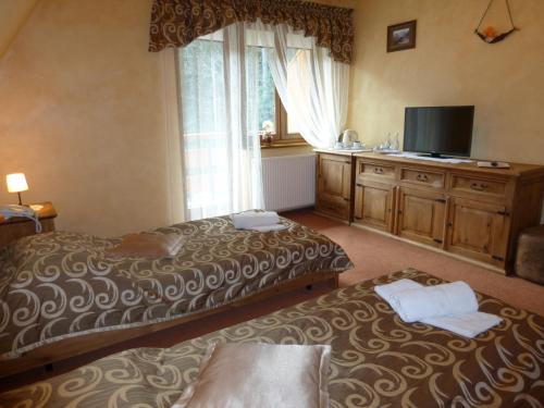 Una cama o camas en una habitación de Hotel Dwór Karolówka