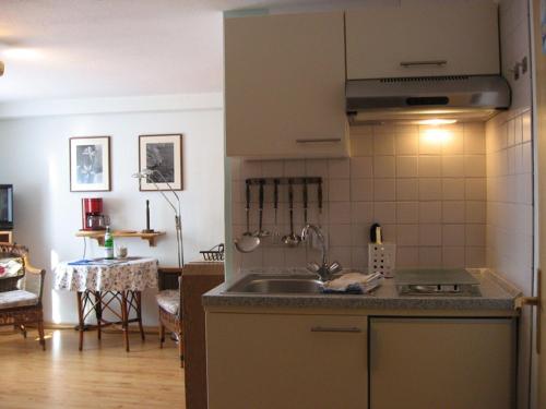 eine Küche mit einer Spüle und einer Arbeitsplatte in der Unterkunft Ferienhaus "Heißer Sand", Whg 1 in Wittdün